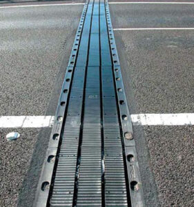 Visualización de unas juntas de dilatación en un puente.